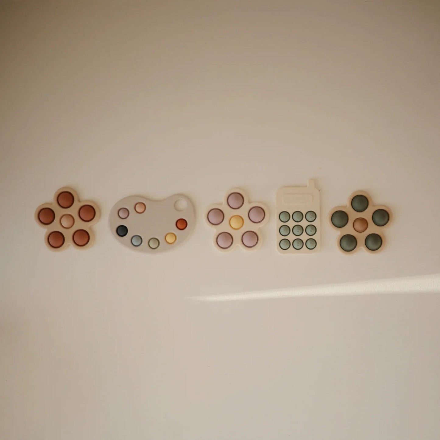 人気 子供 赤ちゃん ベビー ママ パパ 乳児 便利 ブランド おすすめ 北欧 無地 シンプル【mushie Japan公式】ムシエ プレストイ シリコン かわいい おしゃれ 赤ちゃん おもちゃ 10ヶ月 花 ベビー 知育 出産祝い ギフト プレゼント Press Toy フラワー デイジー アイボリー グリーン ミント 緑 ライラック 紫 赤 ピンク