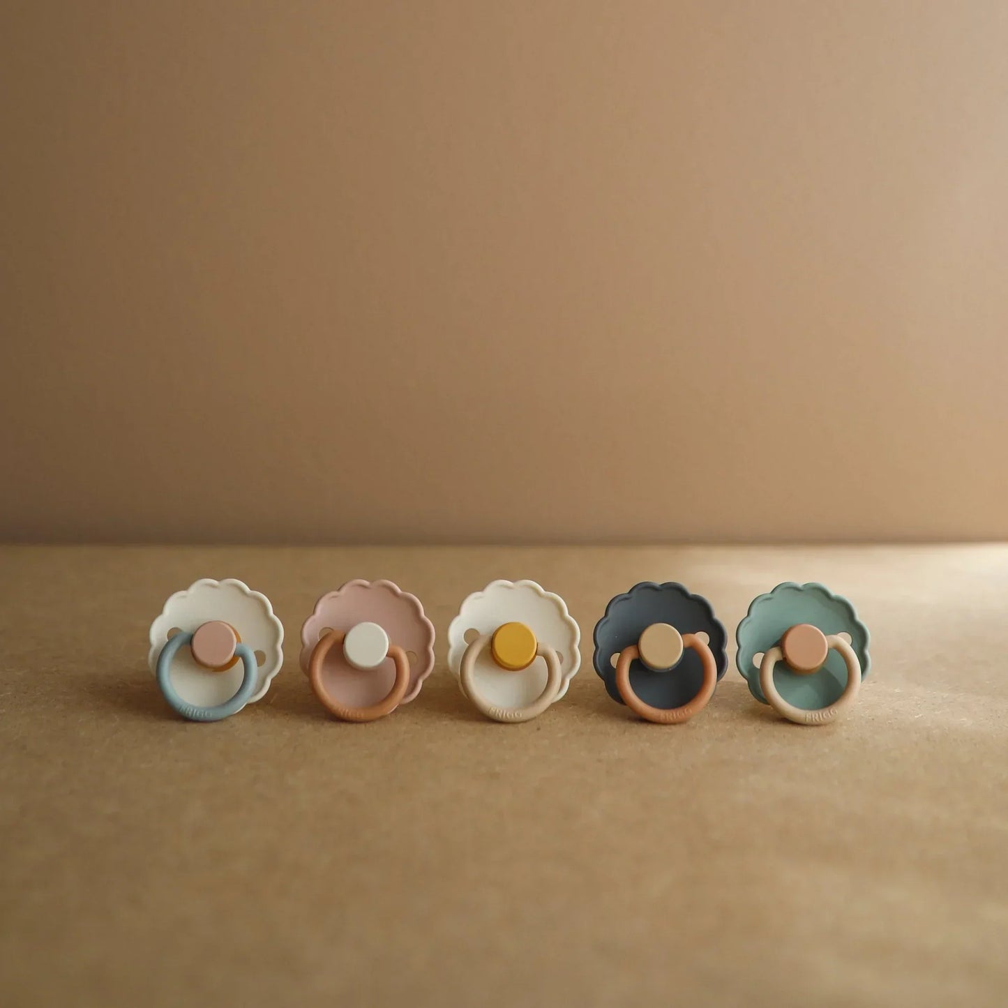 FRIGG デイジー シリコンおしゃぶり Desert