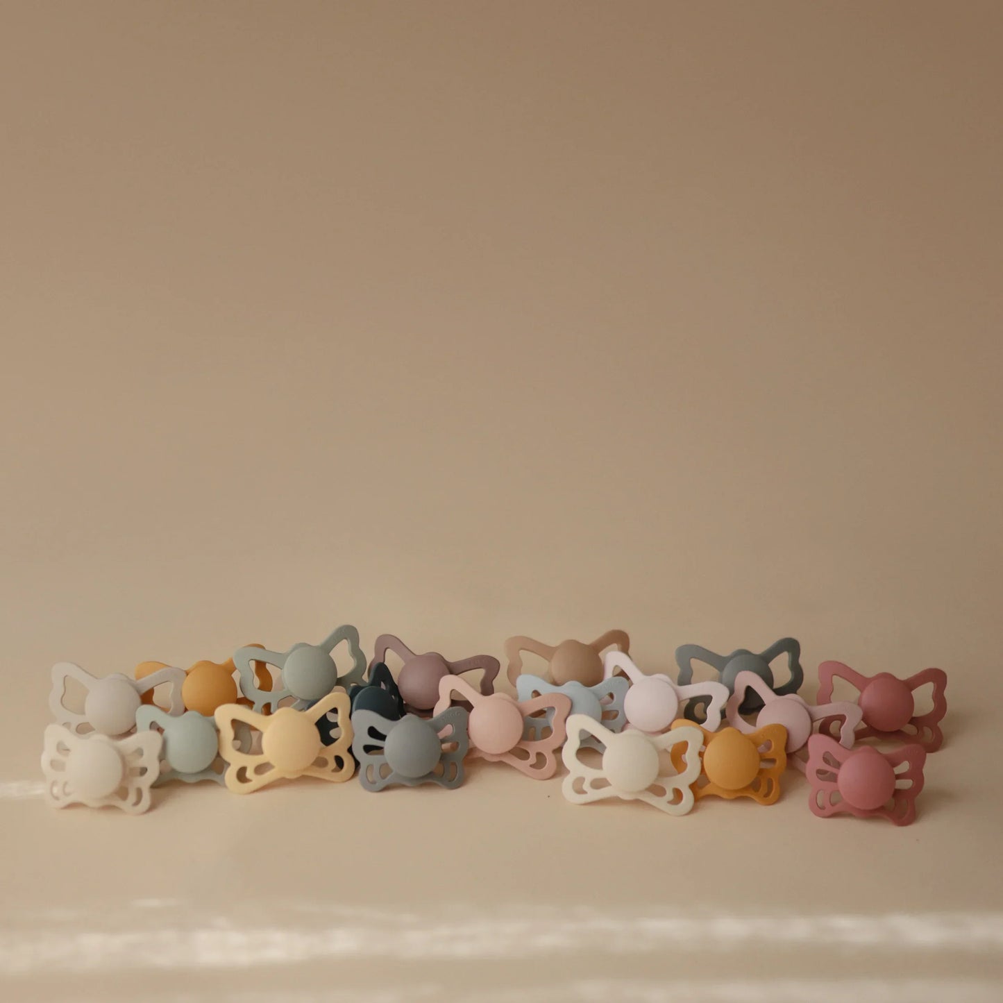 FRIGG バタフライ おしゃぶり Sage / Cream