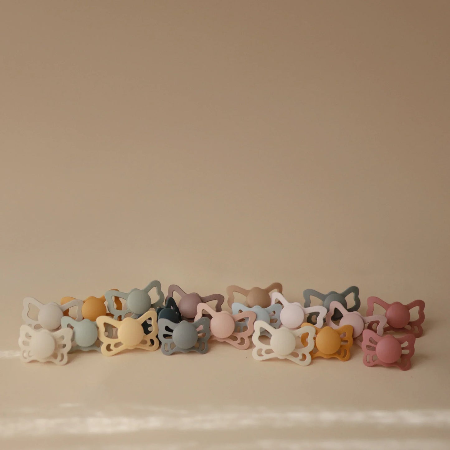 FRIGG バタフライ おしゃぶり Blush / Cream