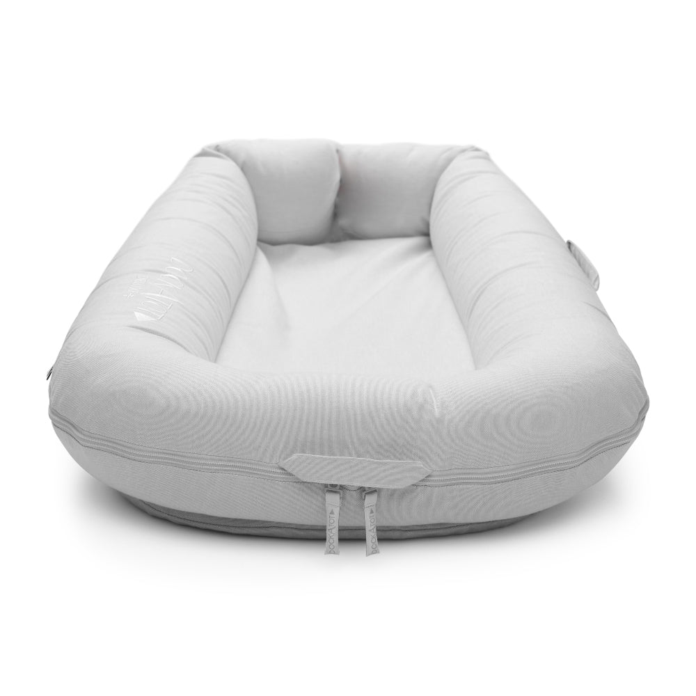 DockATot Deluxe+ Dock(フォググレーシャンブレー)側面からの立体ビュー