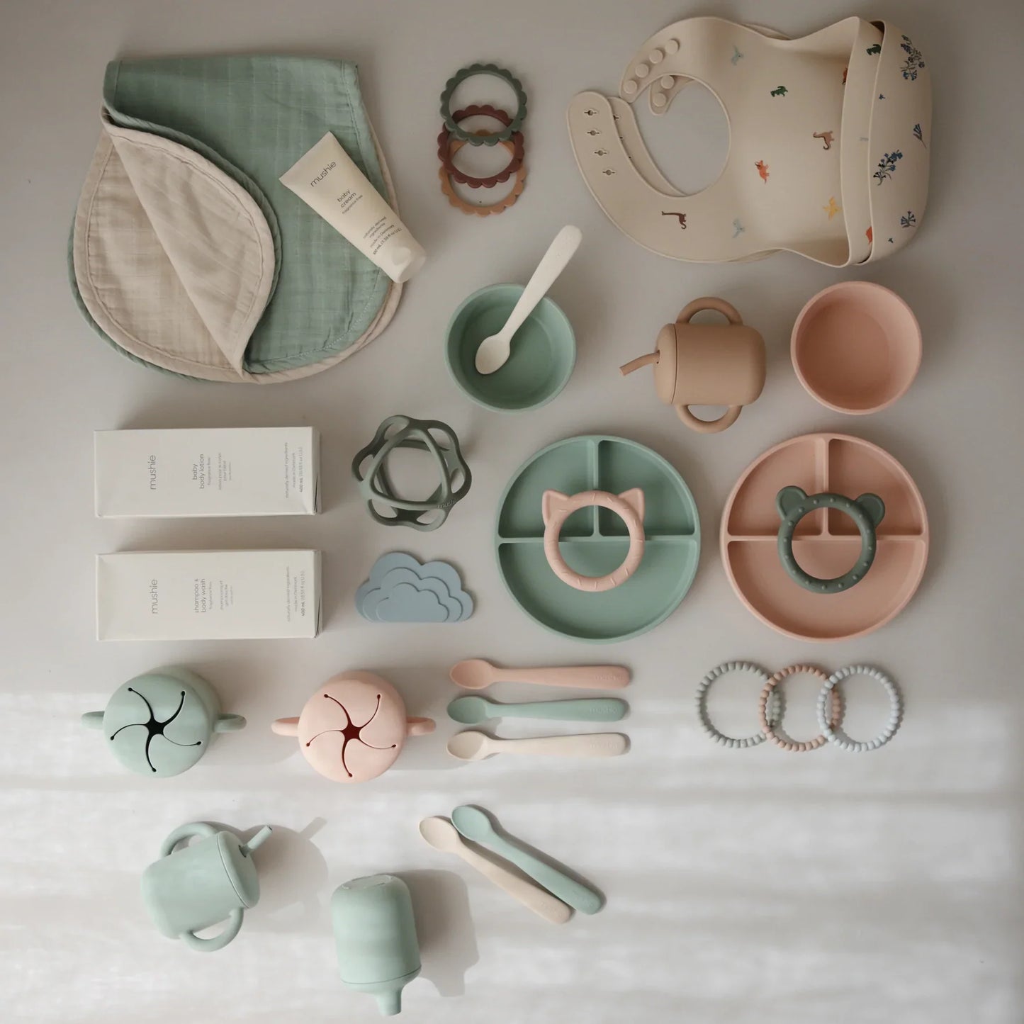 人気 赤ちゃん 子供 ベビー ママ パパ 乳児 便利 ブランド おすすめ 北欧【mushie Japan公式】ムシエ 食器 シリコン すくいやすい 吸盤 くすみカラー シリコンボール シリコンボウル 離乳食 ひっくり返らない 電子レンジ 食洗機 赤ちゃん 子供 おしゃれ 北欧 お食い初め 出産祝い 誕生日 プレゼント Silicone Bowl 無地 シンプル くすみ 緑 グリーン