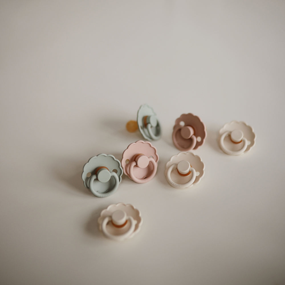 FRIGG デイジー 天然ゴムおしゃぶり Blush