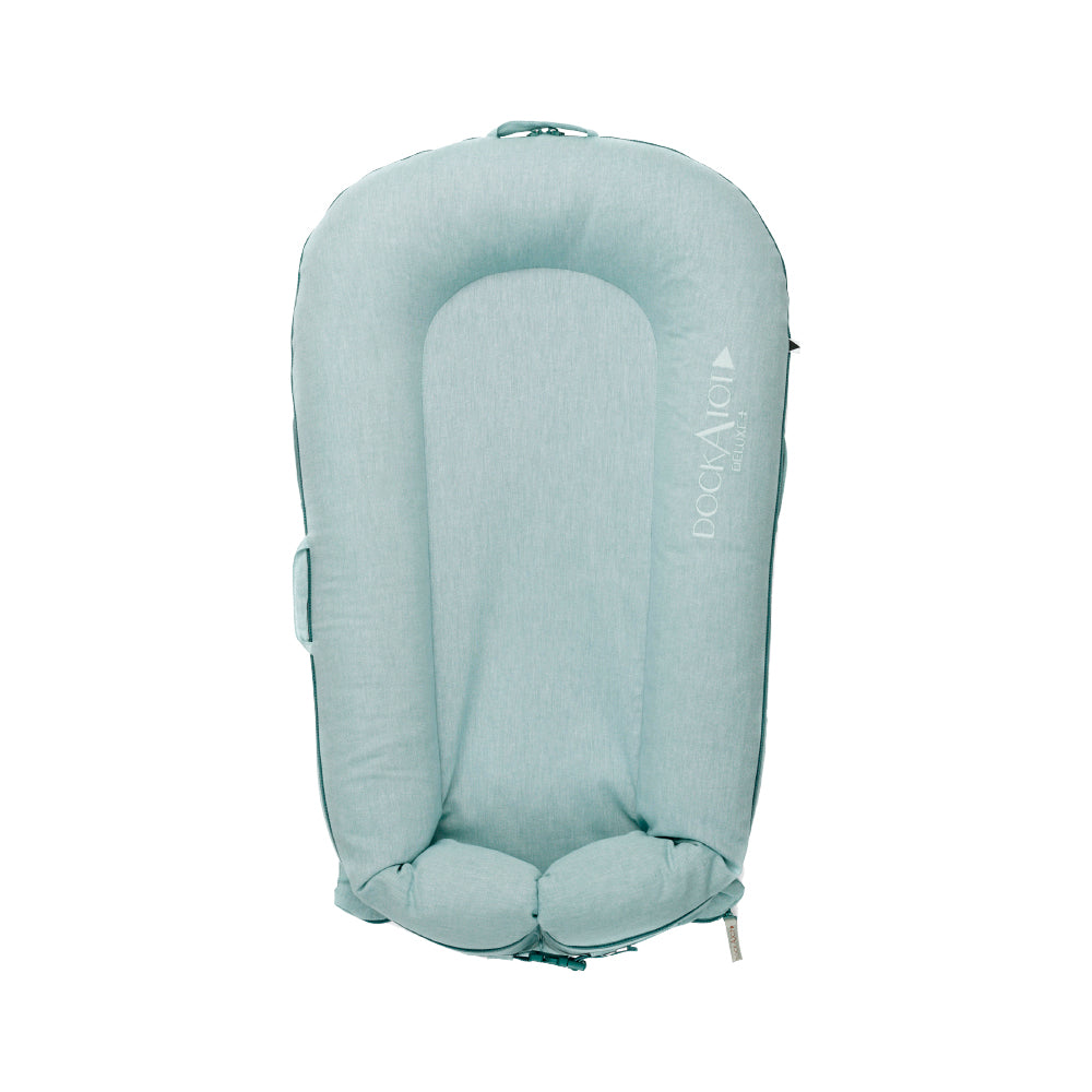 DockATot Deluxe+ Dock（マリンシャンブレー）全体イメージ｜0〜8ヶ月の赤ちゃん用ベビーベッド