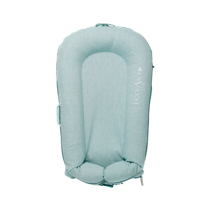 DockATot Deluxe+ Dock（マリンシャンブレー）全体イメージ｜0〜8ヶ月の赤ちゃん用ベビーベッド