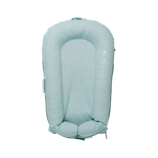 DockATot Deluxe+ Dock（マリンシャンブレー）全体イメージ｜0〜8ヶ月の赤ちゃん用ベビーベッド