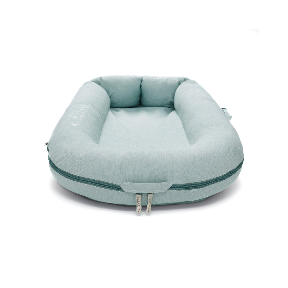 DockATot Deluxe+ Dock（マリンシャンブレー）側面からの立体ビュー