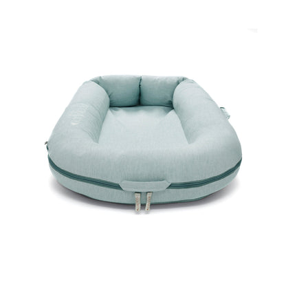 DockATot Deluxe+ Dock（マリンシャンブレー）側面からの立体ビュー