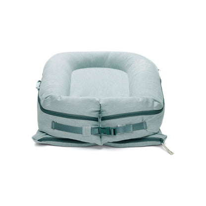 DockATot Deluxe+ Dock（マリンシャンブレー）の生地デザインとロゴ詳細