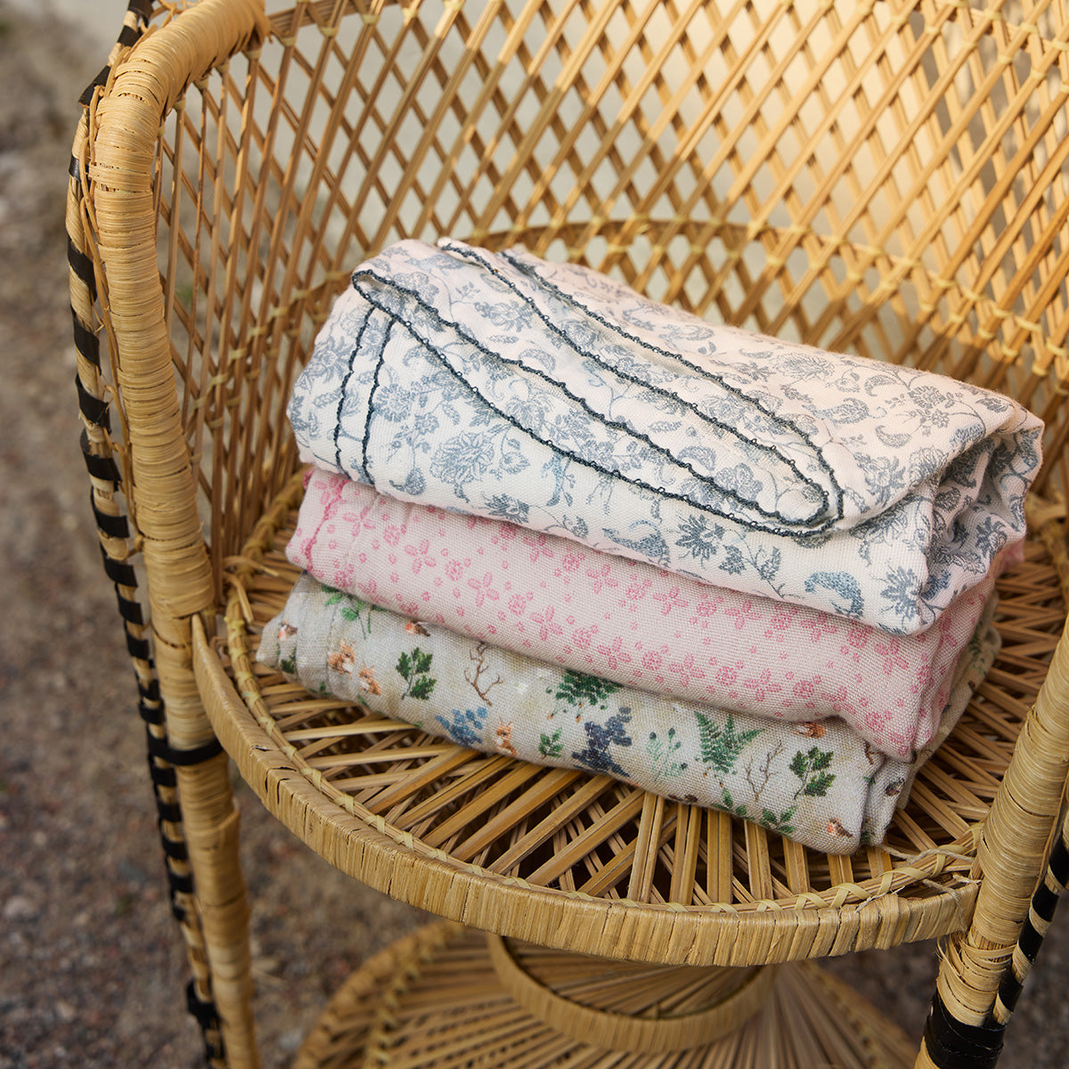 バンブーモスリンブランケット- Embroidery Anglaise Pink