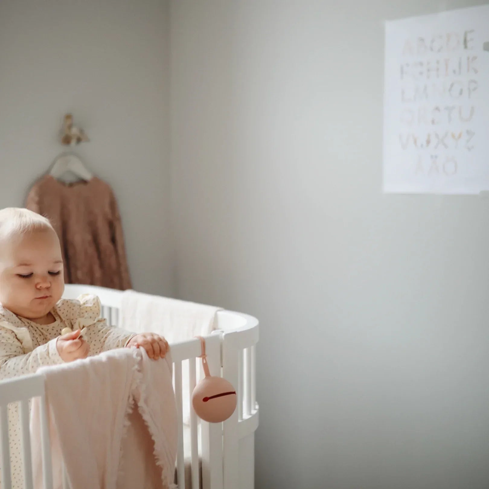 おしゃぶりケース おしゃぶりホルダー おしゃぶり ケース おしゃれ 北欧 ベビー シリコンケース お出かけ おもちゃストラップ 出産祝い 男の子 女の子 誕生日 プレゼント Silicone Pacifier Case　　赤ちゃん　子供　乳児　人気　北欧　シリコン　収納　おしゃぶり 人気　ベビー　ママ　パパ　 乳児　便利　ピンク