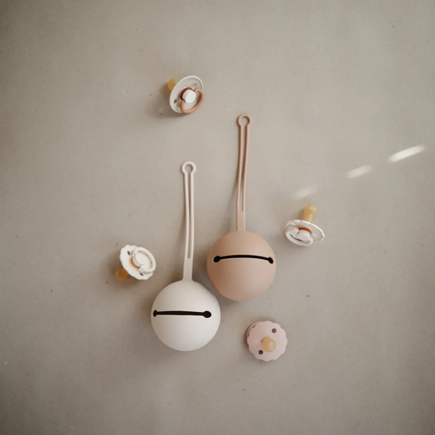 おしゃぶりケース おしゃぶりホルダー おしゃぶり ケース おしゃれ 北欧 ベビー シリコンケース お出かけ おもちゃストラップ 出産祝い 男の子 女の子 誕生日 プレゼント Silicone Pacifier Case　　赤ちゃん　子供　乳児　人気　北欧　シリコン　収納　おしゃぶり 人気　ベビー　ママ　パパ　 乳児　便利　ベージュ