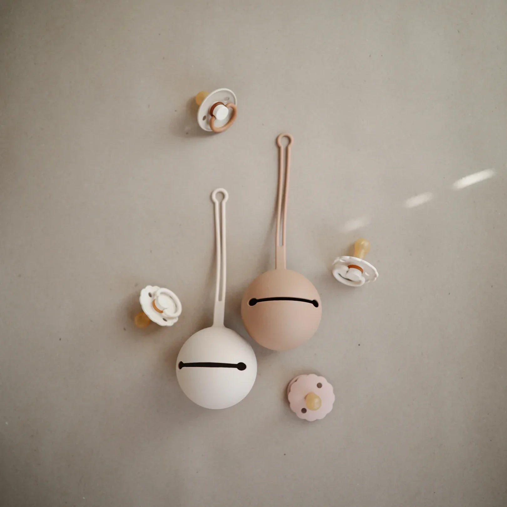 おしゃぶりケース おしゃぶりホルダー おしゃぶり ケース おしゃれ 北欧 ベビー シリコンケース お出かけ おもちゃストラップ 出産祝い 男の子 女の子 誕生日 プレゼント Silicone Pacifier Case　　赤ちゃん　子供　乳児　人気　北欧　シリコン　収納　おしゃぶり 人気　ベビー　ママ　パパ　 乳児　便利　ベージュ