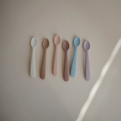 人気　ベビー　ママ　パパ　 乳児　便利　ブランド　おすすめ　北欧【mushie Japan公式】ムシエ スプーン シリコン かわいい おしゃれ 男の子 女の子 赤ちゃん ベビー 離乳食 食器 食洗機可 2本セット ベビー 食器 出産祝い ギフト プレゼント Silicone Feeding Spoons 2-Pack くすみ　ベージュ　アイボリー　緑　グリーン　水色　青　ブルー　白　紫
