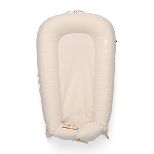 DockATot Deluxe+ Dock（サンドシャンブレー）全体イメージ｜0〜8ヶ月の赤ちゃん用ベビーベッド