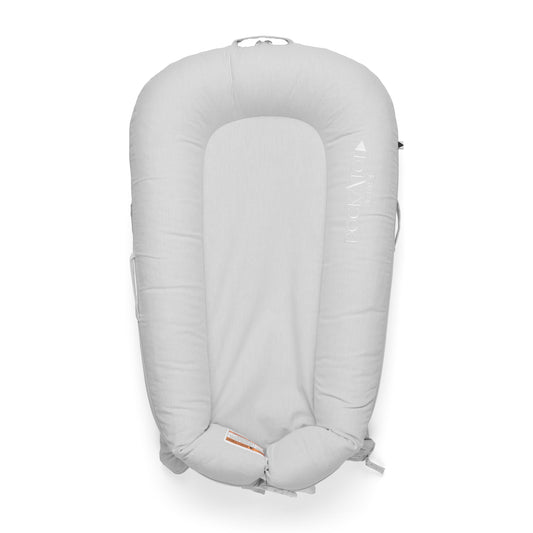 DockATot Deluxe+ Dock（フォググレーシャンブレー）全体イメージ｜0〜8ヶ月の赤ちゃん用ベビーベッド