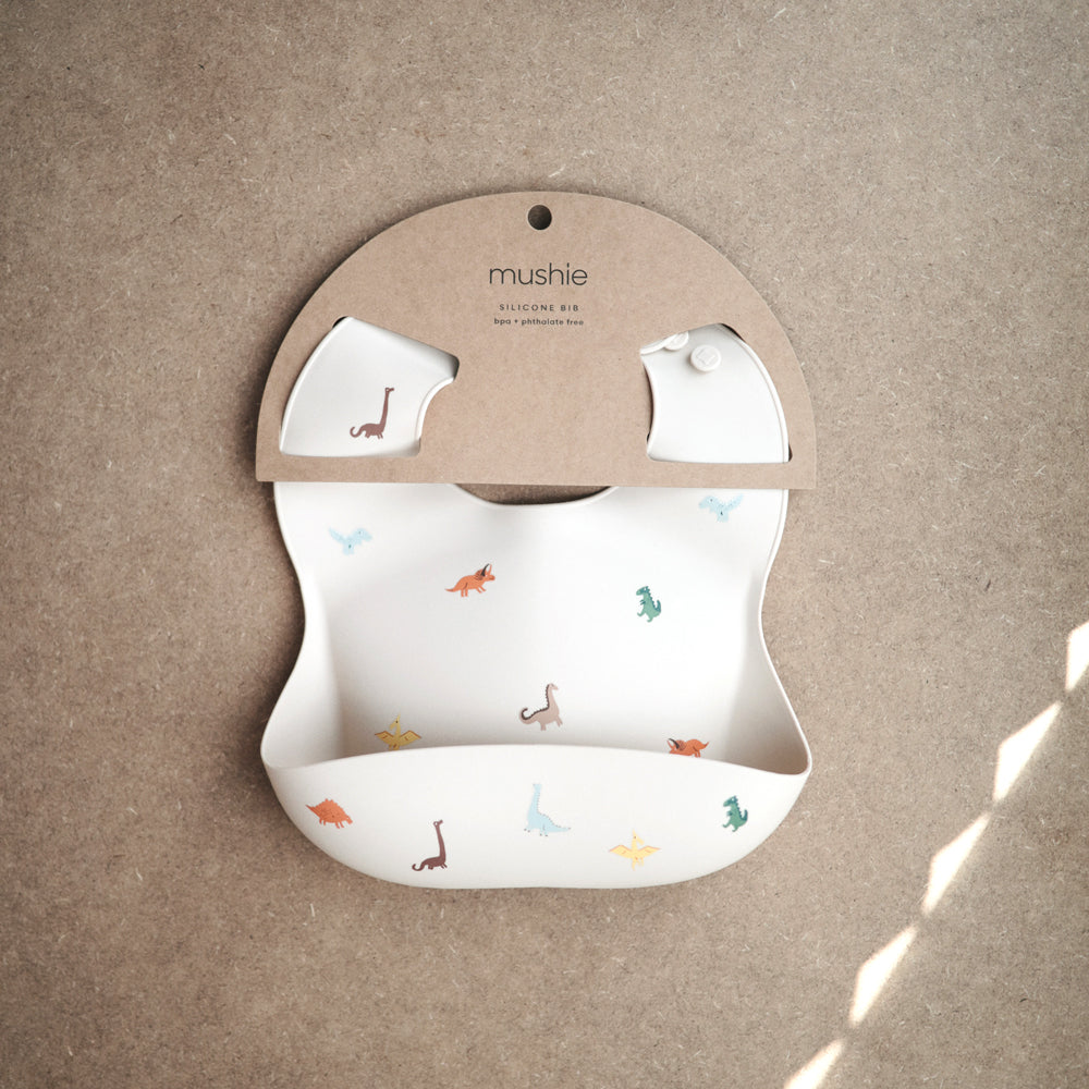 人気　ベビー　ママ　パパ　 乳児　便利　ブランド　おすすめ　北欧【mushie Japan公式】ムシエ お食事エプロン シリコン 保育園 シリコンビブ シリコンスタイ スタイ 防水 ベビー エプロン 赤ちゃん 離乳食 食洗機 出産祝い 男の子 女の子 誕生日 プレゼント 北欧 おしゃれ Silicone Bib　くすみ　食べこぼし　可愛い　おしゃれ　子供　ベビー　ご飯　ビブ　恐竜　ダイナソー　白　カラフル