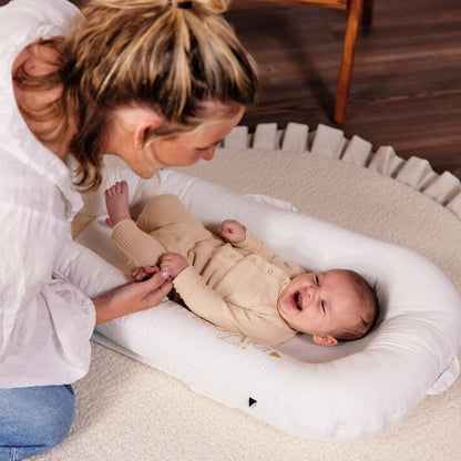 ママと赤ちゃんがDockATot（プリスティンホワイト）で遊ぶスキンシップシーン