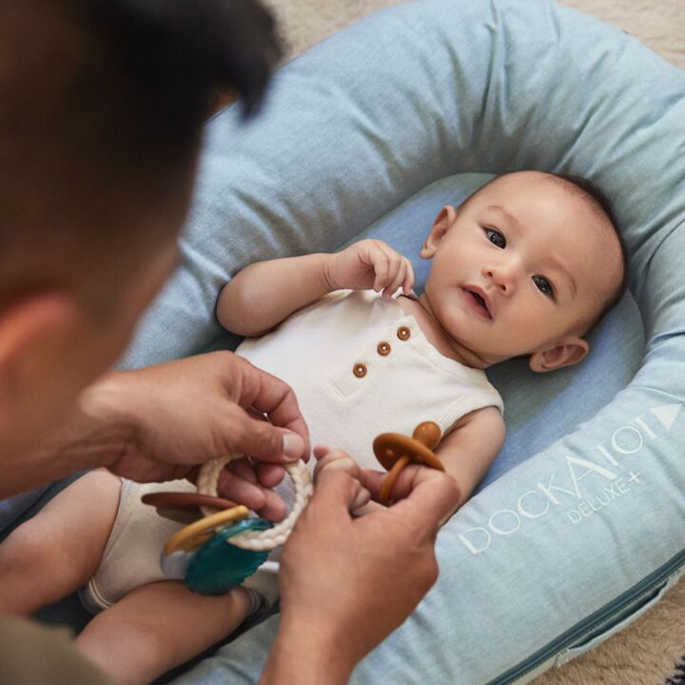 DockATot Deluxe+ Dock（マリンシャンブレー）に赤ちゃんが寝ている使用イメージ