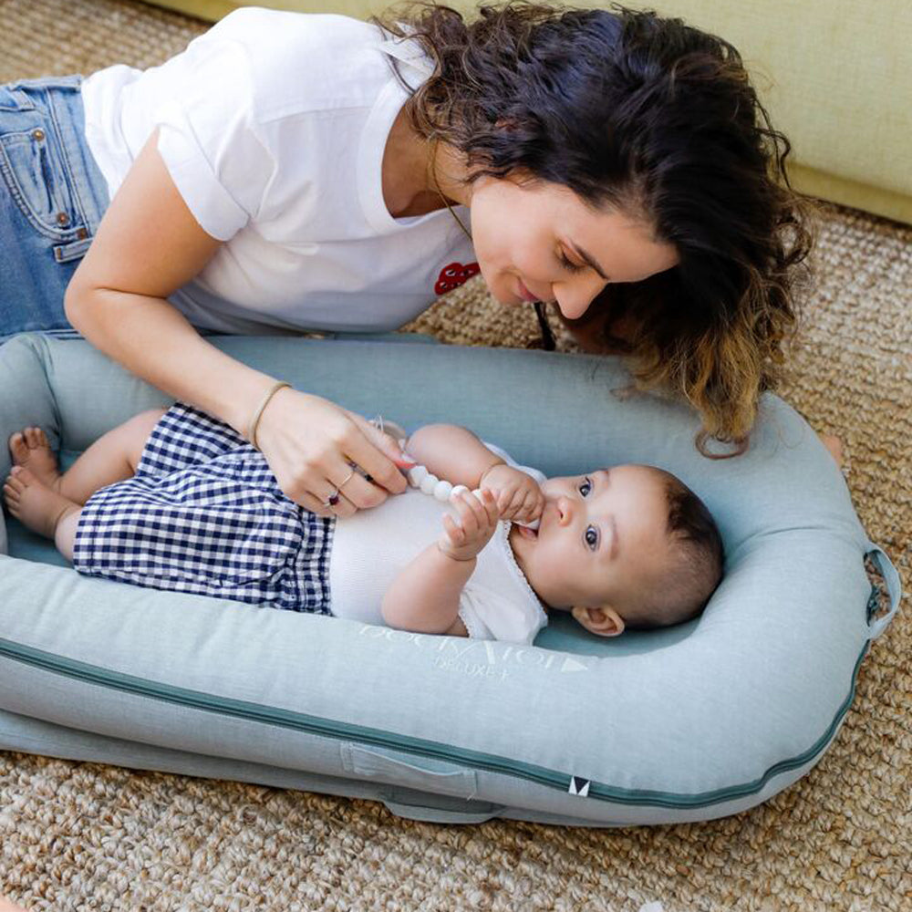 ママと赤ちゃんがDockATot（マリンシャンブレー）で遊ぶスキンシップシーン