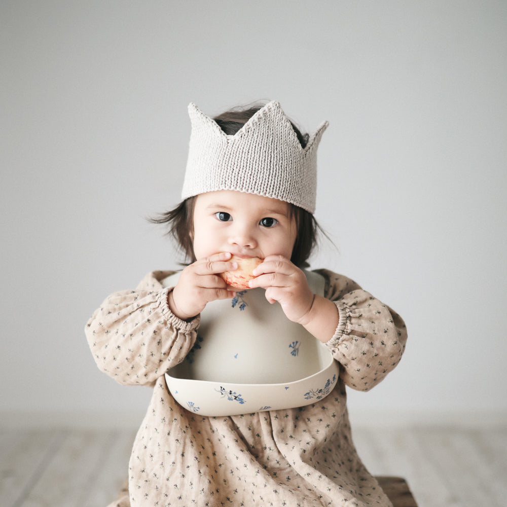 人気　ベビー　ママ　パパ　 乳児　便利　ブランド　おすすめ　北欧【mushie Japan公式】ムシエ お食事エプロン シリコン 保育園 シリコンビブ シリコンスタイ スタイ 防水 ベビー エプロン 赤ちゃん 離乳食 食洗機 出産祝い 男の子 女の子 誕生日 プレゼント 北欧 おしゃれ Silicone Bib　くすみ　食べこぼし　可愛い　おしゃれ　子供　ベビー　ご飯　ビブ　お花　ベージュ　白　フラワー