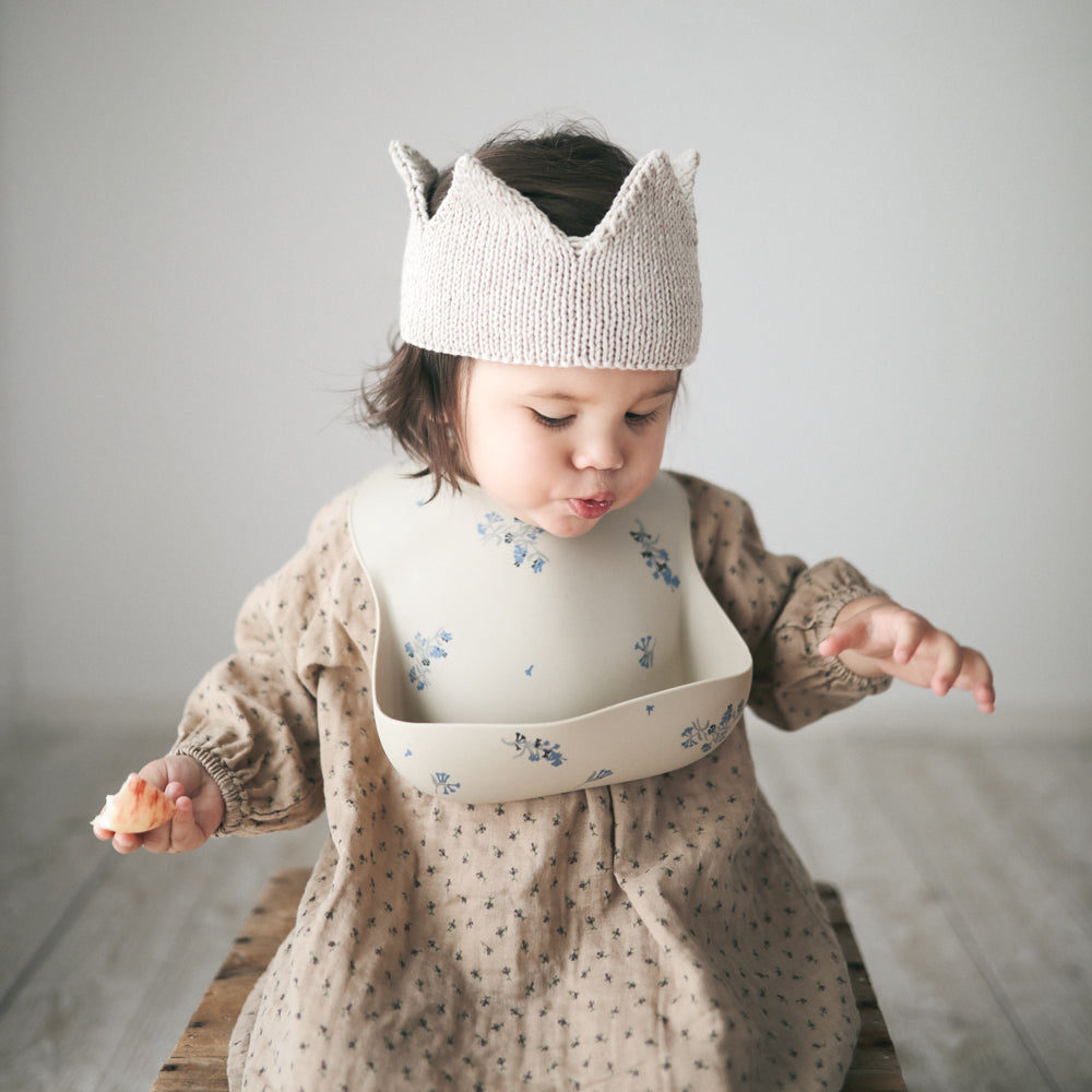 人気　ベビー　ママ　パパ　 乳児　便利　ブランド　おすすめ　北欧【mushie Japan公式】ムシエ お食事エプロン シリコン 保育園 シリコンビブ シリコンスタイ スタイ 防水 ベビー エプロン 赤ちゃん 離乳食 食洗機 出産祝い 男の子 女の子 誕生日 プレゼント 北欧 おしゃれ Silicone Bib　くすみ　食べこぼし　可愛い　おしゃれ　子供　ベビー　ご飯　ビブ　フラワー　お花　白　ベージュ