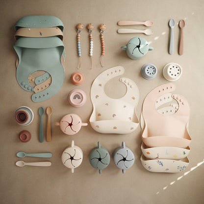 人気　ベビー　ママ　パパ　 乳児　便利　ブランド　おすすめ　北欧【mushie Japan公式】ムシエ お食事エプロン シリコン 保育園 シリコンビブ シリコンスタイ スタイ 防水 ベビー エプロン 赤ちゃん 離乳食 食洗機 出産祝い 男の子 女の子 誕生日 プレゼント 北欧 おしゃれ Silicone Bib　くすみ　食べこぼし　可愛い　おしゃれ　子供　ベビー　ご飯　ビブ　虹　レインボー　ベージュ　白