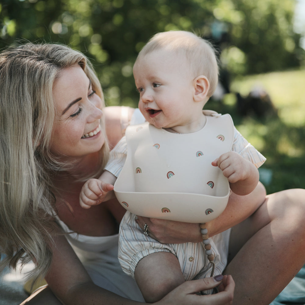 人気　ベビー　ママ　パパ　 乳児　便利　ブランド　おすすめ　北欧【mushie Japan公式】ムシエ お食事エプロン シリコン 保育園 シリコンビブ シリコンスタイ スタイ 防水 ベビー エプロン 赤ちゃん 離乳食 食洗機 出産祝い 男の子 女の子 誕生日 プレゼント 北欧 おしゃれ Silicone Bib　くすみ　食べこぼし　可愛い　おしゃれ　子供　ベビー　ご飯　ビブ　虹　レインボー　ベージュ　白