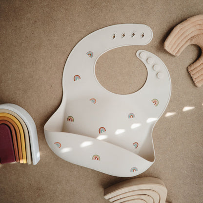 人気　ベビー　ママ　パパ　 乳児　便利　ブランド　おすすめ　北欧【mushie Japan公式】ムシエ お食事エプロン シリコン 保育園 シリコンビブ シリコンスタイ スタイ 防水 ベビー エプロン 赤ちゃん 離乳食 食洗機 出産祝い 男の子 女の子 誕生日 プレゼント 北欧 おしゃれ Silicone Bib　くすみ　食べこぼし　可愛い　おしゃれ　子供　ベビー　ご飯　ビブ　虹　レインボー　ベージュ　白