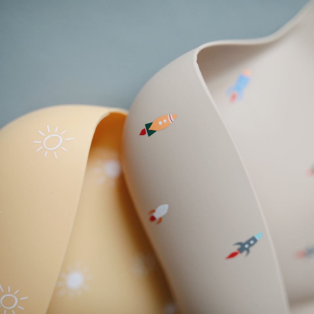 人気　ベビー　ママ　パパ　 乳児　便利　ブランド　おすすめ　北欧【mushie Japan公式】ムシエ お食事エプロン シリコン 保育園 シリコンビブ シリコンスタイ スタイ 防水 ベビー エプロン 赤ちゃん 離乳食 食洗機 出産祝い 男の子 女の子 誕生日 プレゼント 北欧 おしゃれ Silicone Bib　くすみ　食べこぼし　可愛い　おしゃれ　子供　ベビー　ご飯　ビブ　カラフル　ベージュ　ロケット　かっこいい