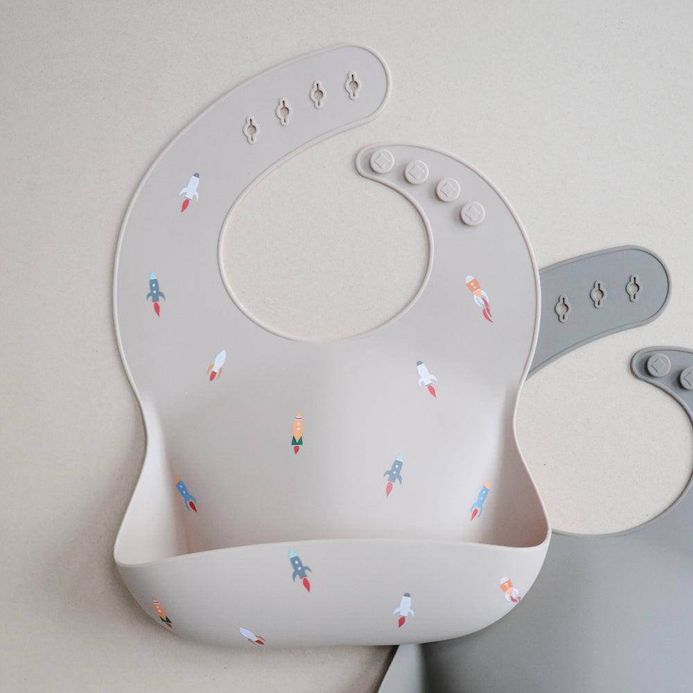 人気　ベビー　ママ　パパ　 乳児　便利　ブランド　おすすめ　北欧【mushie Japan公式】ムシエ お食事エプロン シリコン 保育園 シリコンビブ シリコンスタイ スタイ 防水 ベビー エプロン 赤ちゃん 離乳食 食洗機 出産祝い 男の子 女の子 誕生日 プレゼント 北欧 おしゃれ Silicone Bib　くすみ　食べこぼし　可愛い　おしゃれ　子供　ベビー　ご飯　ビブ　かっこいい　ロケット　カラフル　グレー