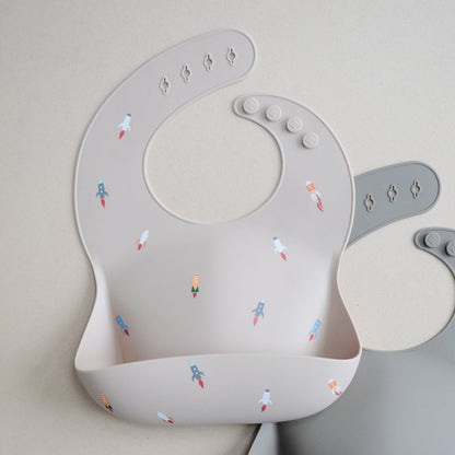 人気　ベビー　ママ　パパ　 乳児　便利　ブランド　おすすめ　北欧【mushie Japan公式】ムシエ お食事エプロン シリコン 保育園 シリコンビブ シリコンスタイ スタイ 防水 ベビー エプロン 赤ちゃん 離乳食 食洗機 出産祝い 男の子 女の子 誕生日 プレゼント 北欧 おしゃれ Silicone Bib　くすみ　食べこぼし　可愛い　おしゃれ　子供　ベビー　ご飯　ビブ　かっこいい　ロケット　カラフル　グレー