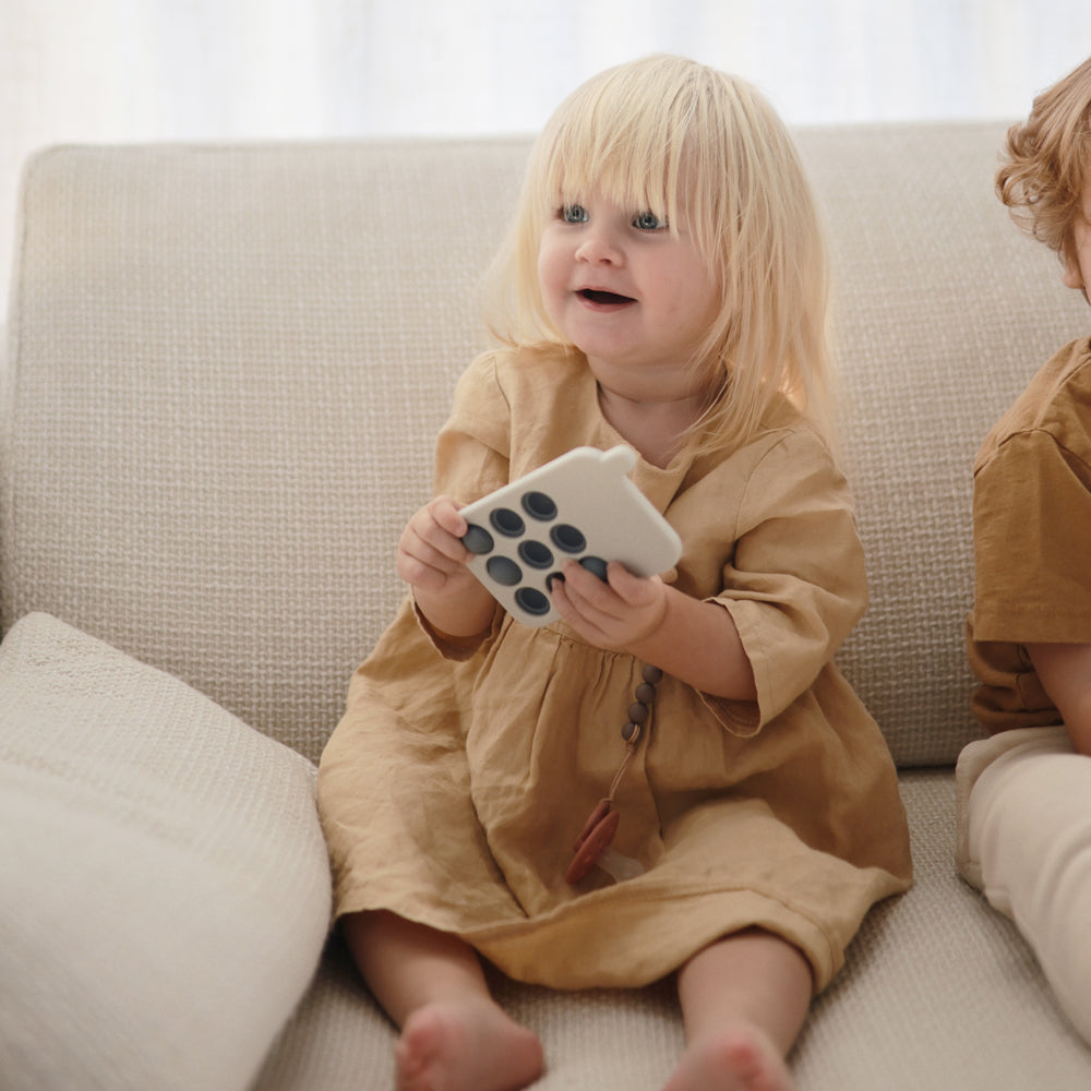 人気　子供　赤ちゃん　ベビー　ママ　パパ　 乳児　便利　ブランド　おすすめ　北欧　無地　シンプル【mushie Japan公式】ムシエ プレストイ シリコン かわいい おしゃれ 赤ちゃん おもちゃ 10ヶ月 電話 スマートフォン ベビー 知育 出産祝い ギフト プレゼント Press Toy ネイビー　ブルー　青