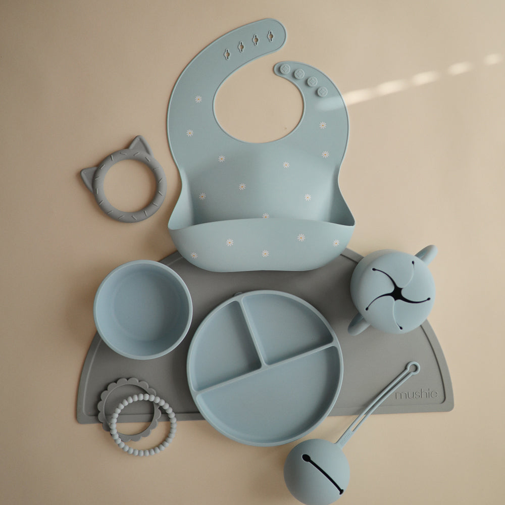 人気　ベビー　ママ　パパ　 乳児　便利　ブランド　おすすめ　北欧【mushie Japan公式】ムシエ お食事エプロン シリコン 保育園 シリコンビブ シリコンスタイ スタイ 防水 ベビー エプロン 赤ちゃん 離乳食 食洗機 出産祝い 男の子 女の子 誕生日 プレゼント 北欧 おしゃれ Silicone Bib　くすみ　食べこぼし　可愛い　おしゃれ　子供　ベビー　ご飯　ビブ　デイジー　水色　お花