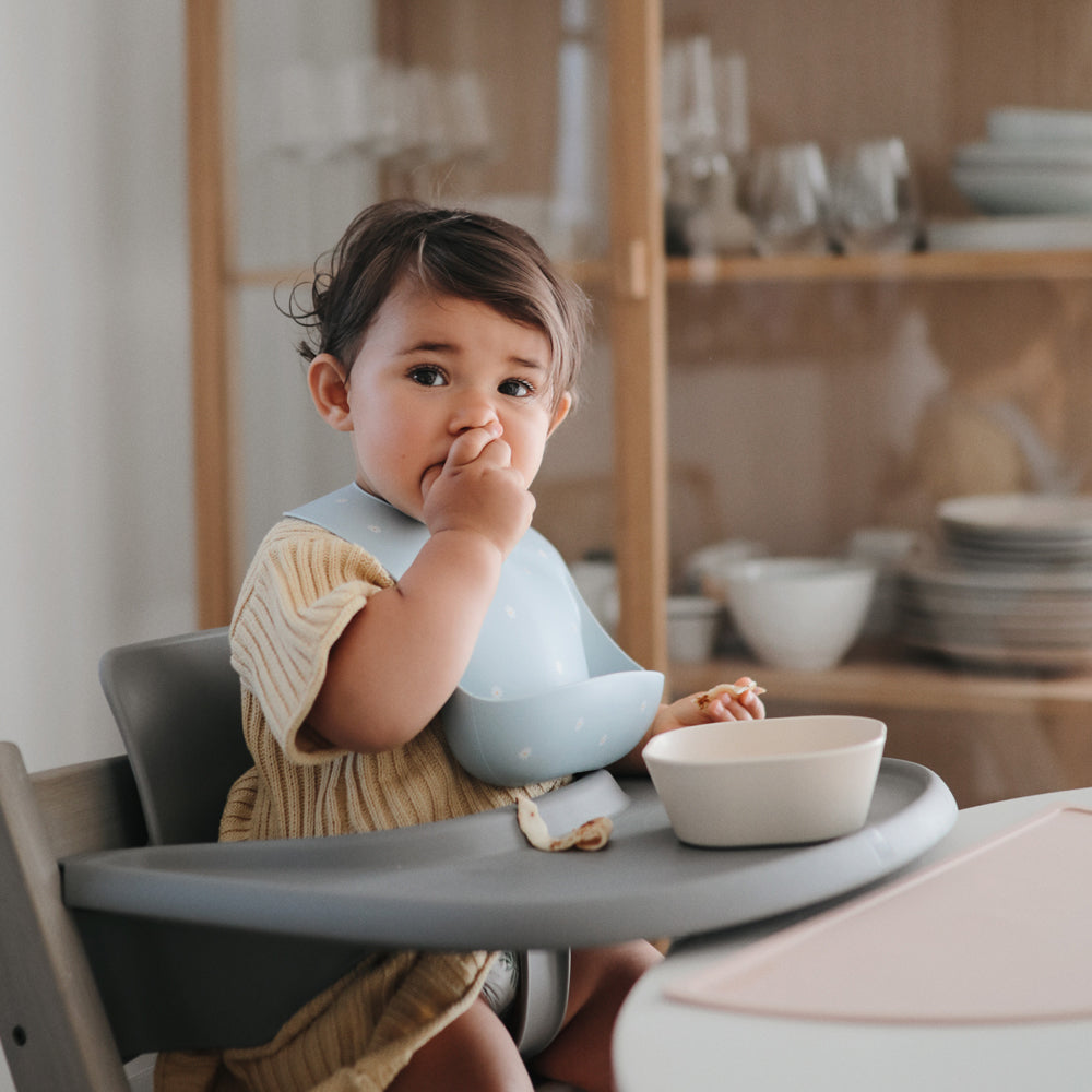 人気　ベビー　ママ　パパ　 乳児　便利　ブランド　おすすめ　北欧【mushie Japan公式】ムシエ お食事エプロン シリコン 保育園 シリコンビブ シリコンスタイ スタイ 防水 ベビー エプロン 赤ちゃん 離乳食 食洗機 出産祝い 男の子 女の子 誕生日 プレゼント 北欧 おしゃれ Silicone Bib　くすみ　食べこぼし　可愛い　おしゃれ　子供　ベビー　ご飯　ビブ　デイジー　水色　お花