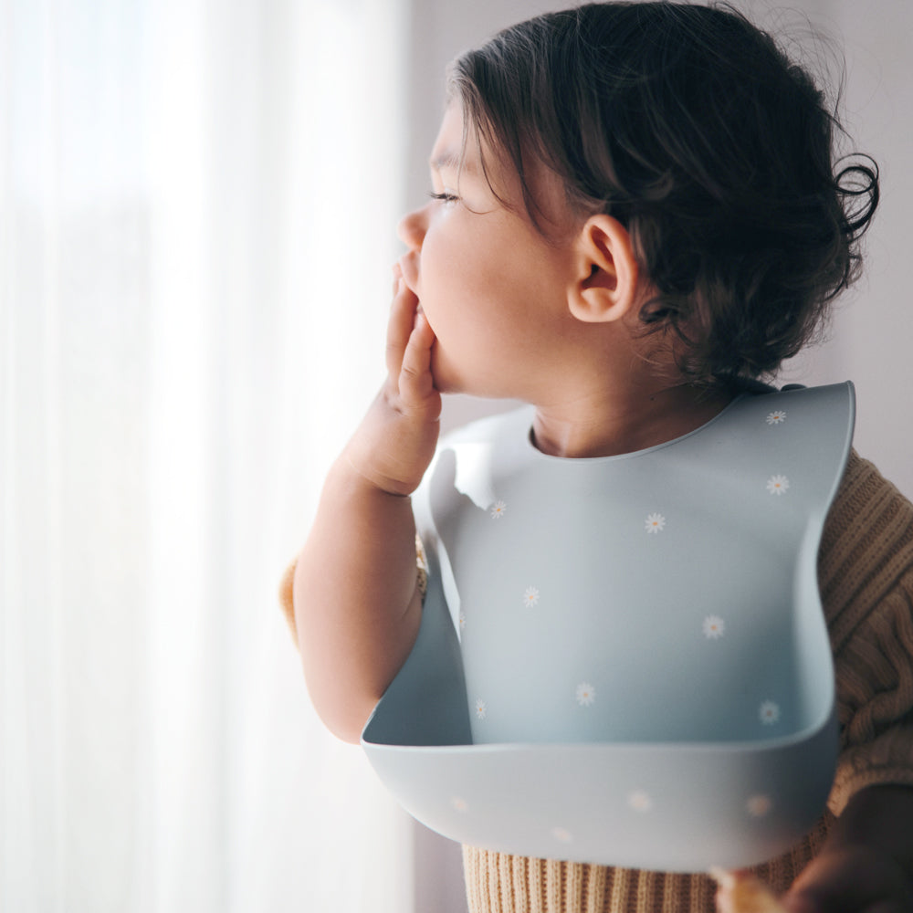 人気　ベビー　ママ　パパ　 乳児　便利　ブランド　おすすめ　北欧【mushie Japan公式】ムシエ お食事エプロン シリコン 保育園 シリコンビブ シリコンスタイ スタイ 防水 ベビー エプロン 赤ちゃん 離乳食 食洗機 出産祝い 男の子 女の子 誕生日 プレゼント 北欧 おしゃれ Silicone Bib　くすみ　食べこぼし　可愛い　おしゃれ　子供　ベビー　ご飯　ビブ　デイジー　水色　お花