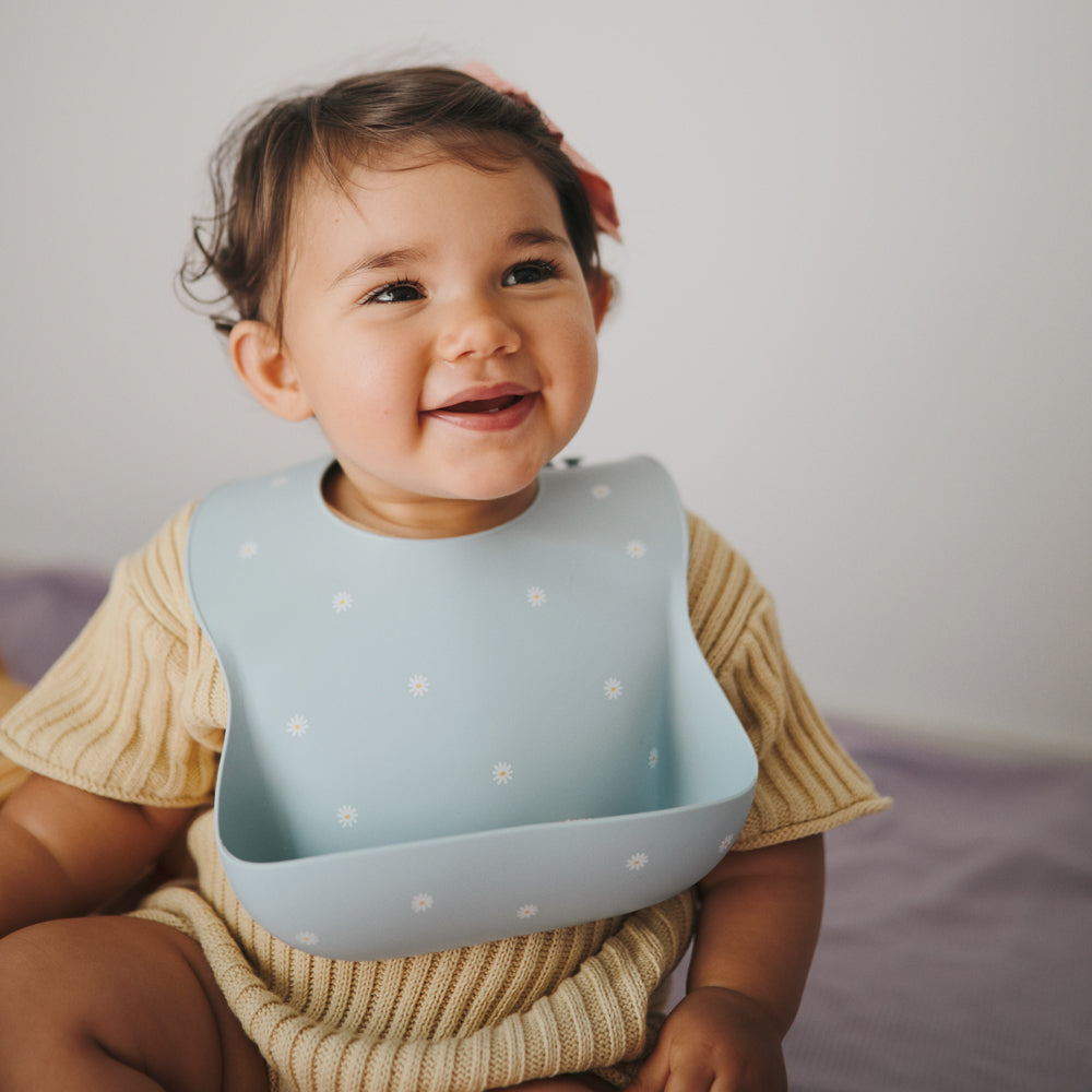 人気　ベビー　ママ　パパ　 乳児　便利　ブランド　おすすめ　北欧【mushie Japan公式】ムシエ お食事エプロン シリコン 保育園 シリコンビブ シリコンスタイ スタイ 防水 ベビー エプロン 赤ちゃん 離乳食 食洗機 出産祝い 男の子 女の子 誕生日 プレゼント 北欧 おしゃれ Silicone Bib　くすみ　食べこぼし　可愛い　おしゃれ　子供　ベビー　ご飯　ビブ　デイジー　水色　お花