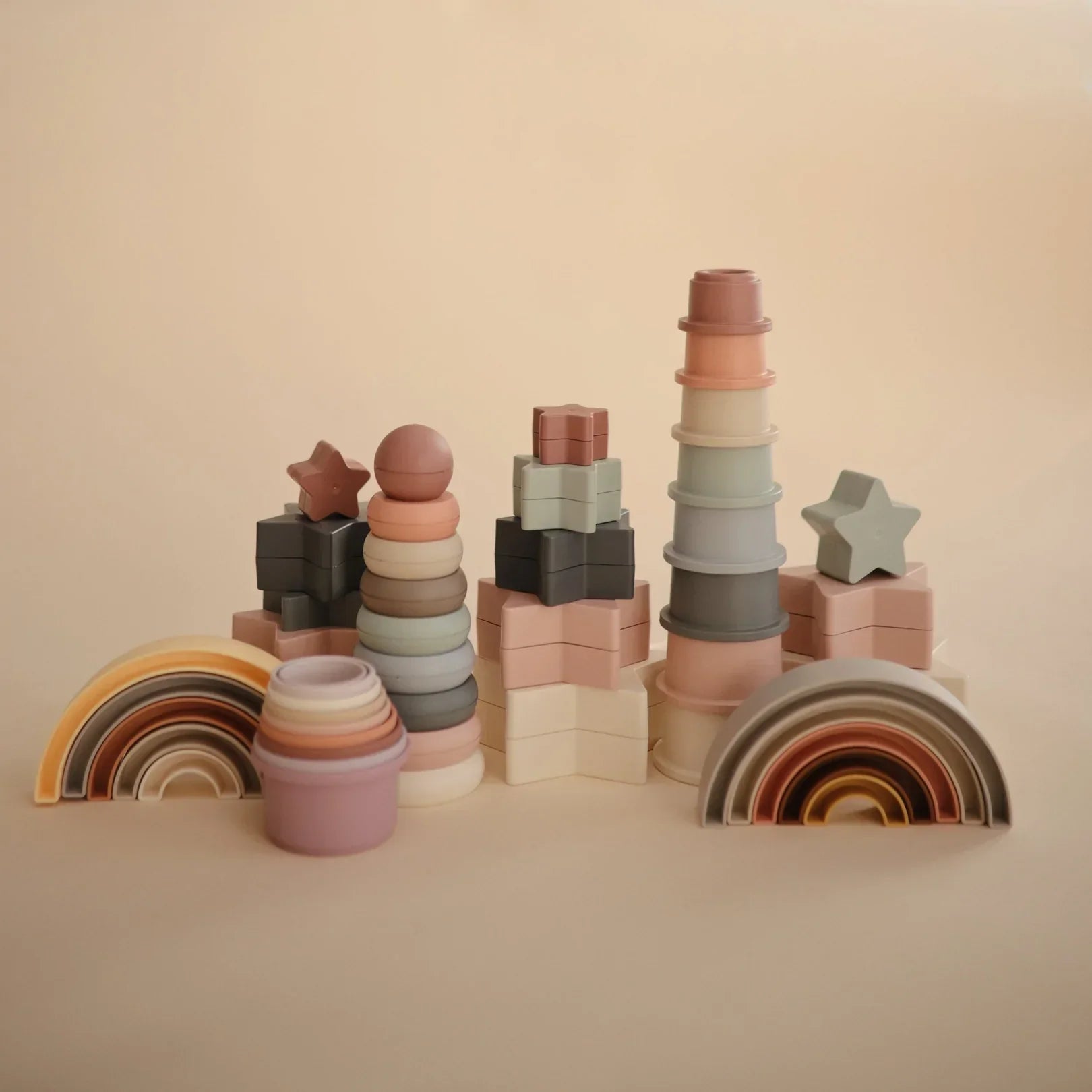 人気　子供　赤ちゃん　ベビー　ママ　パパ　 乳児　便利　ブランド　おすすめ　北欧　【mushie Japan公式】ムシエ スタッキングリング スタッキング おもちゃ スタッキングトイ 知育玩具 知育おもちゃ 男の子 女の子 子ども 子供 ブロック 積み木 つみき 北欧 0歳 1歳 2歳 3歳 誕生日 プレゼント 出産祝い Stacking Rings　おしゃれ　可愛い　くすみ　インテリア　カラフル　シンプル　無地