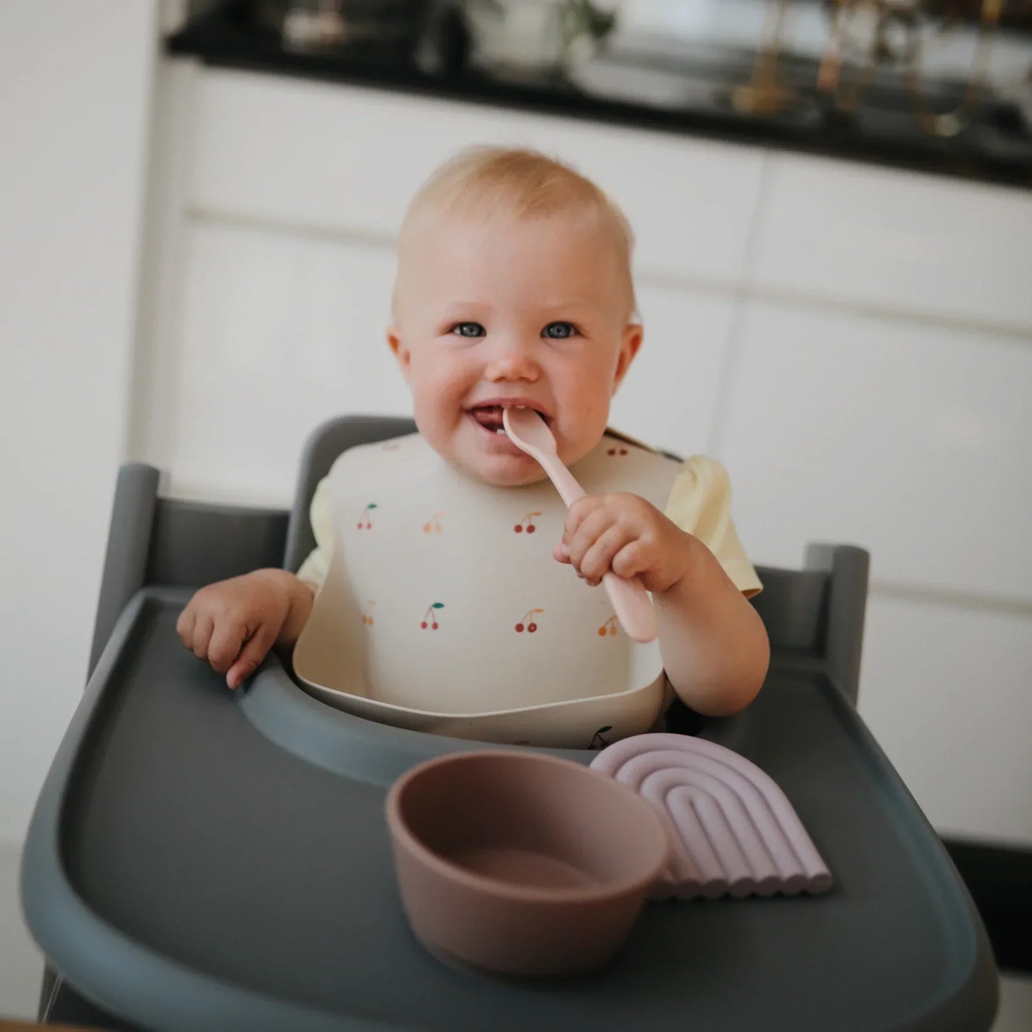 人気　ベビー　ママ　パパ　 乳児　便利　ブランド　おすすめ　北欧【mushie Japan公式】ムシエ お食事エプロン シリコン 保育園 シリコンビブ シリコンスタイ スタイ 防水 ベビー エプロン 赤ちゃん 離乳食 食洗機 出産祝い 男の子 女の子 誕生日 プレゼント 北欧 おしゃれ Silicone Bib　くすみ　食べこぼし　可愛い　おしゃれ　子供　ベビー　ご飯　ビブ　さくらんぼ　チェリー　フルーツ　白　ベージュ