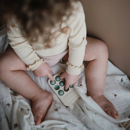 人気　子供　赤ちゃん　ベビー　ママ　パパ　 乳児　便利　ブランド　おすすめ　北欧　無地　シンプル【mushie Japan公式】ムシエ プレストイ シリコン かわいい おしゃれ 赤ちゃん おもちゃ 10ヶ月 電話 スマートフォン ベビー 知育 出産祝い ギフト プレゼント Press Toy グリーン　ミント　緑