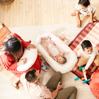 DockATot Deluxe+ Dock（サンドシャンブレー）リビングで家族のリラックスタイムの様子