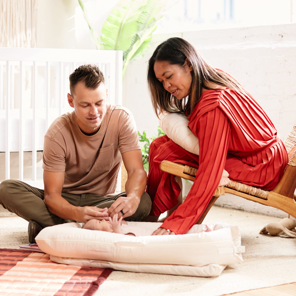 DockATot Deluxe+ Dock（サンドシャンブレー）パパとママとのスキンシップシーン